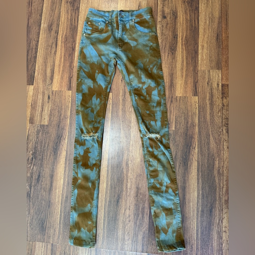Culture Vulture Men’s Sz 28 Grunge Distressed Skinny Jeans with Embroidered Logo - Picture 11 of 11